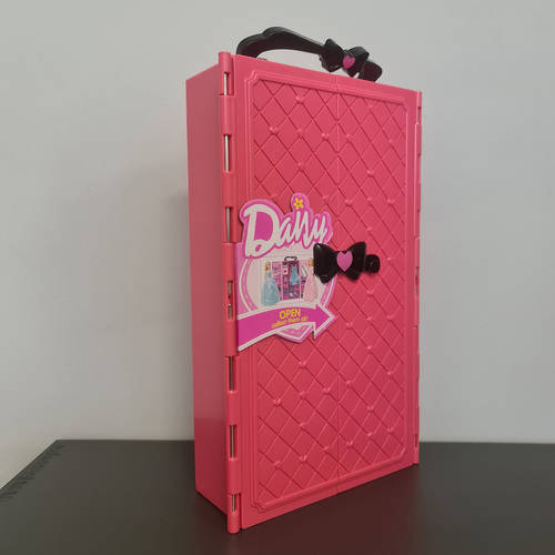 Hordozható ruhásszekrény bőrönben babáknak – 34x19x7cm , rózsaszín szín (BB-20585) (1)