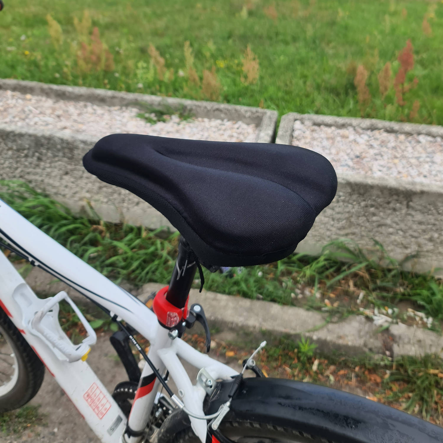 Univerzális zselés kerékpár üléspárna, biztonsági pánttal – 28 x 18,5 x 3 cm, fekete (BB-6955) (10)