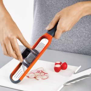 Multifunkciós konyhai reszelő és szeletelő zöldségekhez, gyümölcsökhöz, fűszernövényekhez - biztonsági ujjvédővel (BBM) - Image 3