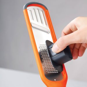 Multifunkciós konyhai reszelő és szeletelő zöldségekhez, gyümölcsökhöz, fűszernövényekhez - biztonsági ujjvédővel (BBM) - Image 5