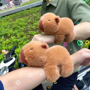 Mágneses Capybara Plüss Karkötő – Ölelős Csuklódísz (BBJ) - Image 5