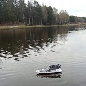 Távirányítós játék motorcsónak szuper menő megjelenésű, 2.4 GHz távirányítóval és tölthető akkumulátorral - 28 x 10 x 12 cm (BBMJ) - Image 2